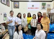 Berbagi Kasih Natal, Ikatan Alumni SMAK St. Louis 1 Bagi Bingkisan Kepada Guru Purna Tugas