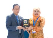 Gubernur Khofifah Raih Penghargaan Pembina Terbaik Pengelolaan Sampah dari Menteri Lingkungan Hidup