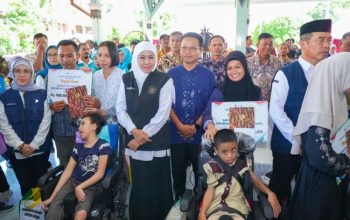 Gubernur Khofifah Salurkan Bantuan Sosial Senilai Rp17,49 Miliar di Madiun