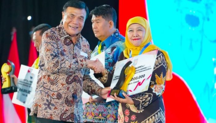 Pemprov Jatim Raih Penghargaan Penurunan Pengangguran dari Kemendagri, Gebernur Khofifah: Alhamdulillah….