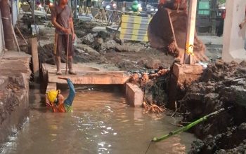 Drainase Karang Menjangan Dikerjakan di Tengah Lumpur, Metode Kerja dan K3 Jadi Sorotan