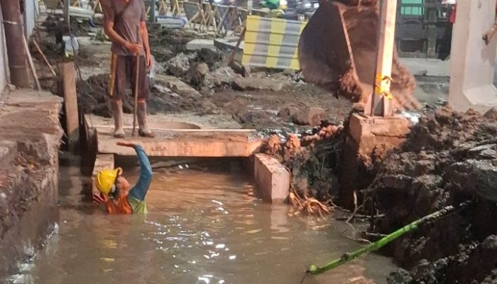 Drainase Karang Menjangan Dikerjakan di Tengah Lumpur, Metode Kerja dan K3 Jadi Sorotan
