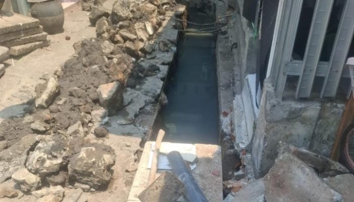 Lurah Genteng Layangkan Teguran 3×24 Jam kepada Pengawas Proyek U-Ditch Ketandan Bong